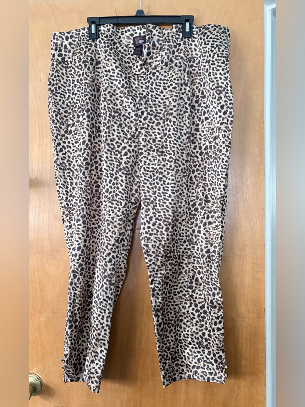 Retro Chic leopard print cropped pants, size 22